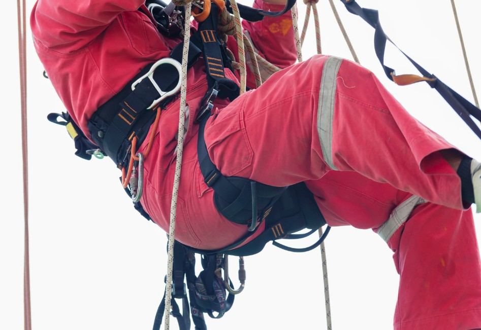 Técnico de trabajos verticales suspendido con doble cuerda